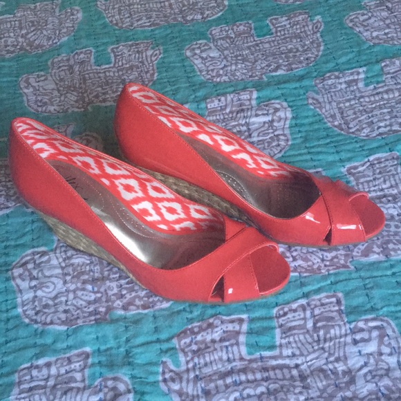 Patent leather, coral red wedges - Picture 1 of 5